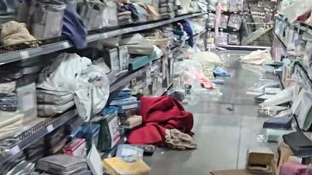 击检查！数千件商品被扣！开业时曾引发民众抢购j9九游会真人第一品牌澳洲爆火义乌商品城遭突(图3)